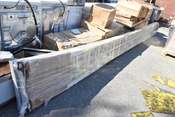 BRAND NEW SCRATCH AND DENT! Little Giant 89717840 HyperLite SumoStance 40' Type 1A Green Fiberglass Extension Ladder 17840 - 300 lb. Capacity - Image 2 of 3
