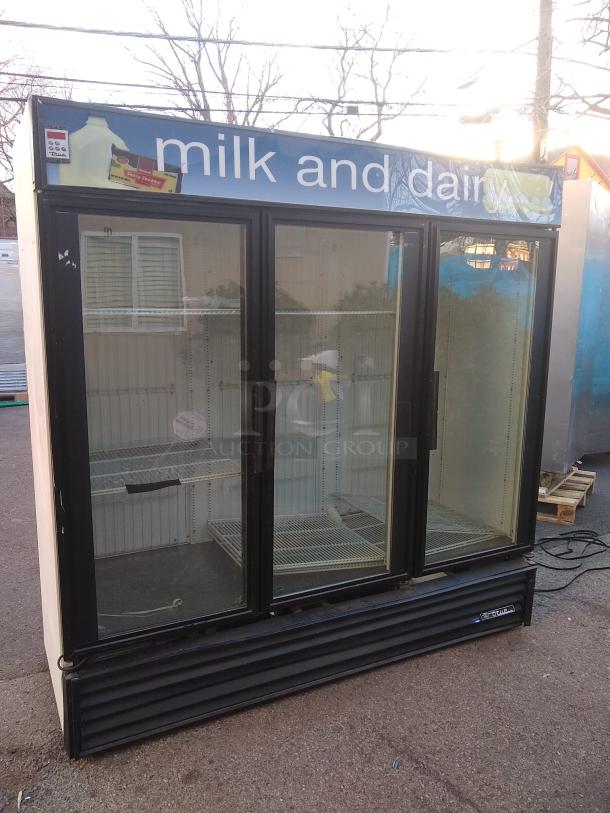AWESOME! True GDM-72 Series Three Section Glass Door Merchandiser - (3) Sliding Doors, White, 115v TESTED AND WORKING - Image 2 of 7