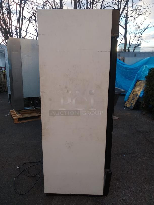 AWESOME! True GDM-72 Series Three Section Glass Door Merchandiser - (3) Sliding Doors, White, 115v TESTED AND WORKING - Image 5 of 7
