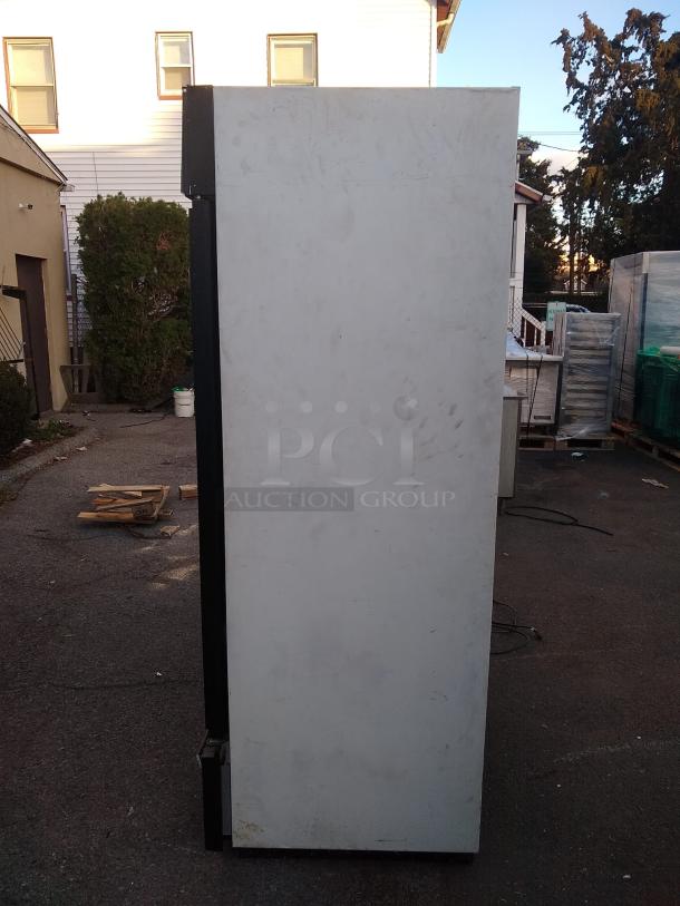 AWESOME! True GDM-72 Series Three Section Glass Door Merchandiser - (3) Sliding Doors, White, 115v TESTED AND WORKING - Image 6 of 7