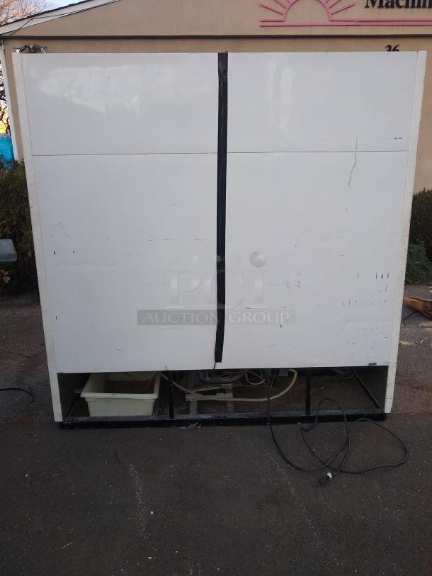 AWESOME! True GDM-72 Series Three Section Glass Door Merchandiser - (3) Sliding Doors, White, 115v TESTED AND WORKING - Image 7 of 7