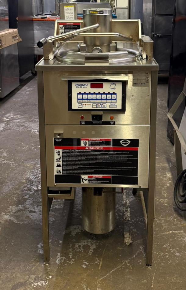 AWESOME! Wells WFPE-68KFC Pressure Fryer - Image 1 of 5