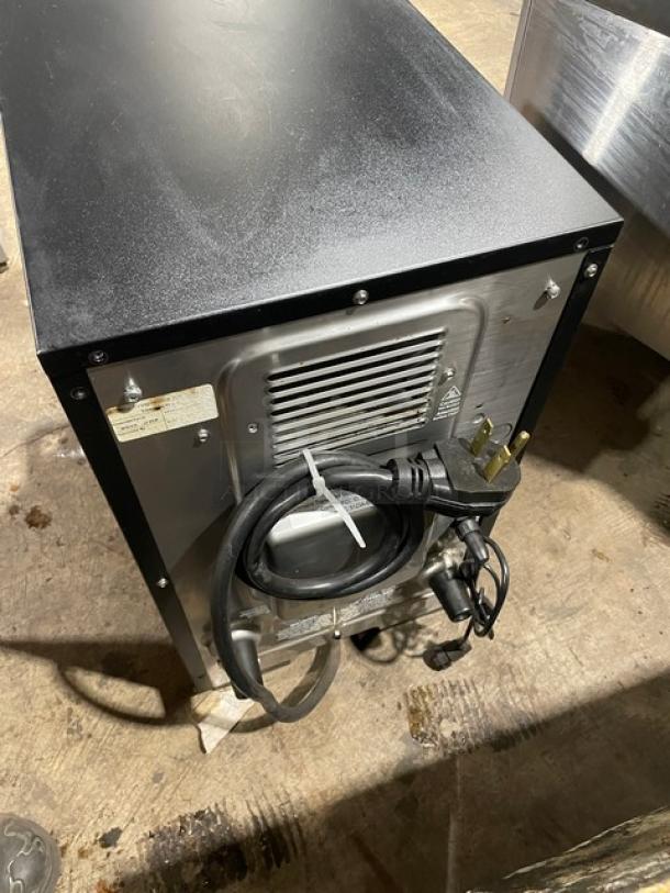 MerryChef Eikon E2S black electric rapid cook oven, 208/240V 1 phase, commercial countertop model, good condition.