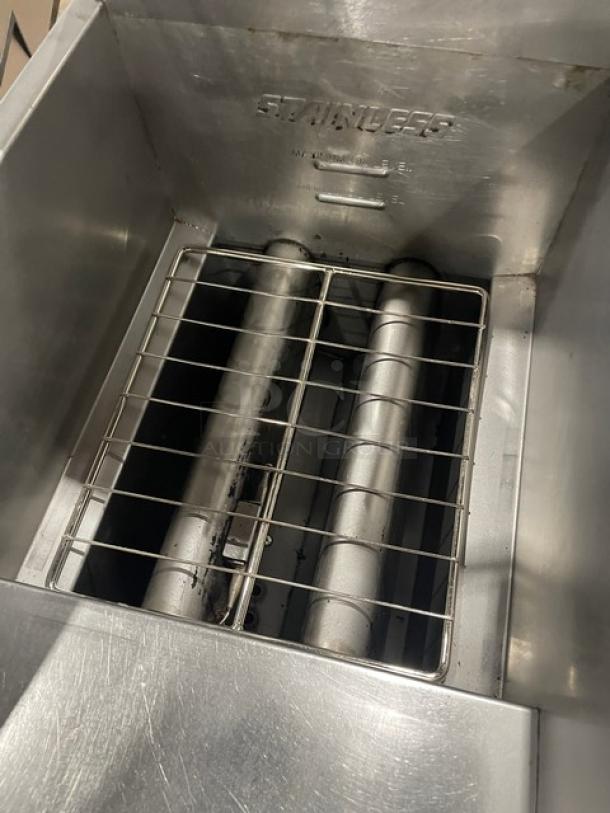 Anets SLG40 stainless steel natural gas fryer, 40 lb capacity, with backsplash and frying basket, on legs. Serial: G14CE015037.