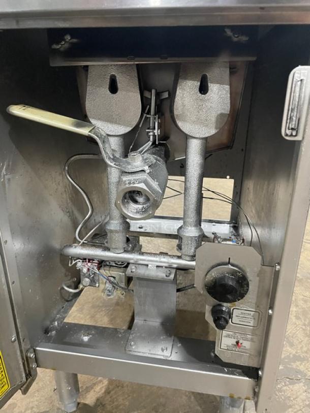 Anets SLG40 stainless steel gas fryer, 40 lb. capacity, includes backsplash and frying basket. Model SN: G14CE015037.