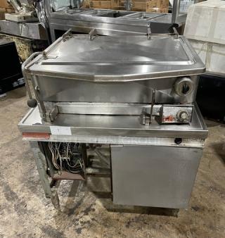 Market Forge Model 1600 stainless steel 16-gal braising pan. Electric-powered, 208V, 3-phase, on legs. Visible wear.