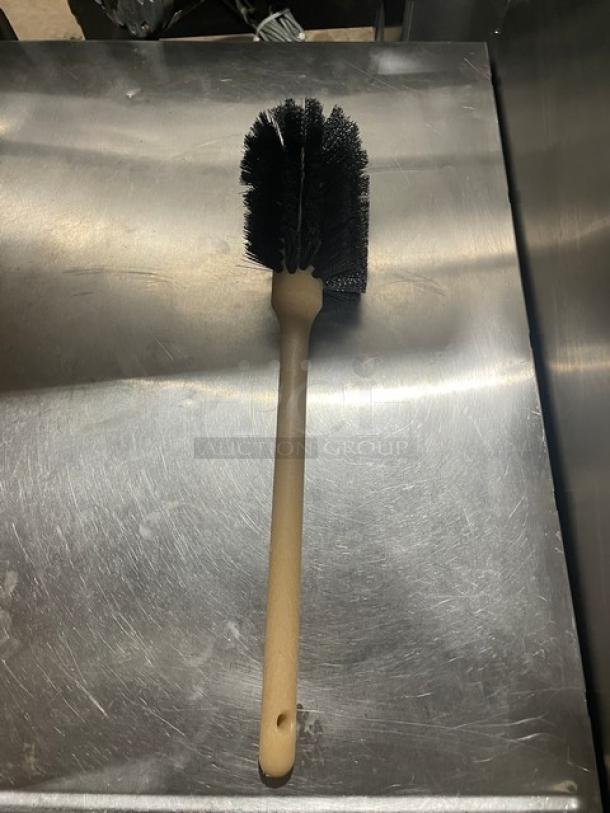 Carlisle Sparta 17" No-Splash Bowl Brush, Model 4014000, features durable polyester bristles and a wooden handle.