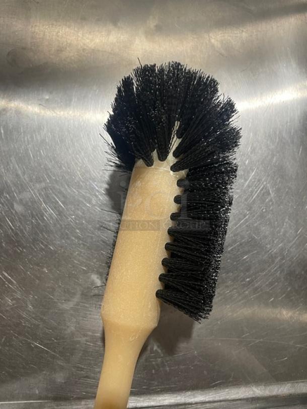 NEW Carlisle Sparta Series 17" Bowl Brush, model 4014000, with no-splash polyester bristles, ideal for commercial use.