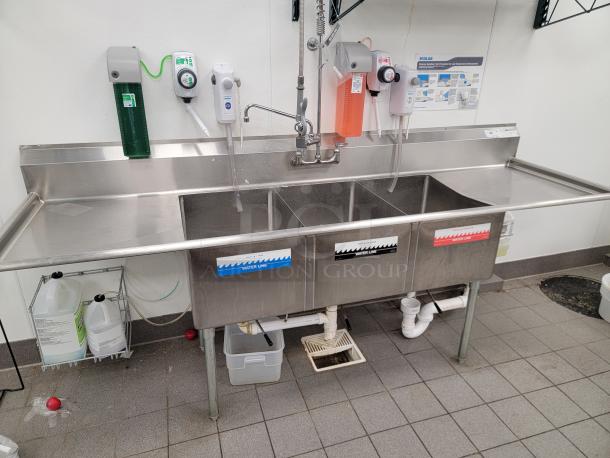 NBR Equipment stainless steel 3-compartment sink, model 3SG-182414LR-24, with integrated drainboards, ideal for commercial use.