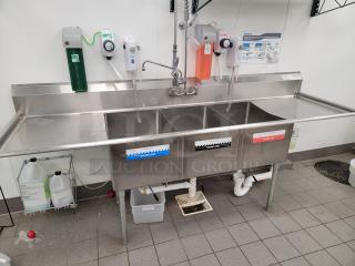 NBR Equipment stainless steel 3-compartment sink, model 3SG-182414LR-24, with integrated drainboards, ideal for commercial use.