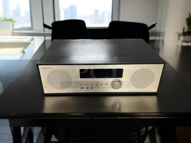 Insignia NS-HAIOR18 stereo shelf system, excellent condition, dual speakers, front panel controls, fully tested.