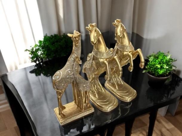 Rosdorf Park Azelea Animals Figurines, gold giraffe and horses, intricate designs, like new condition, on black table.