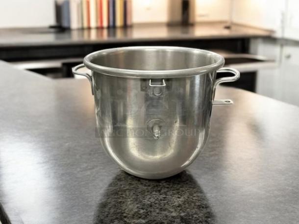Hobart HL-12 12Qt stainless steel bowl, in great condition, fully tested, with side handles for easy lifting.