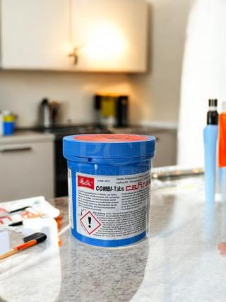 Melitta 752909K cleaning tablets container with 600 tablets for coffee machines and milk systems, in excellent condition.