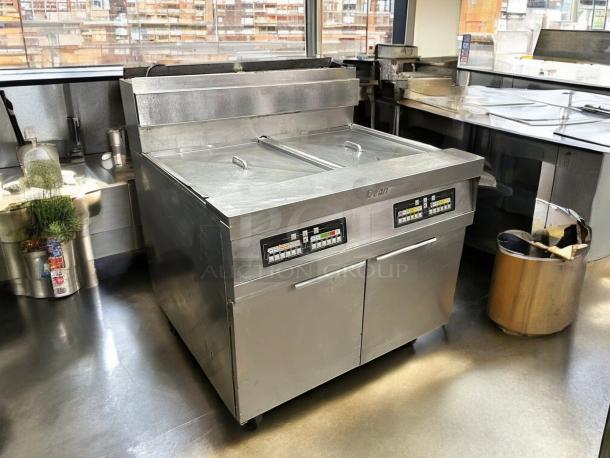 WOW Rare Dean by Frymaster SCFHD260G Gas Fryer with dual 80 lb. tanks. Tested, working, stainless steel, excellent condition.