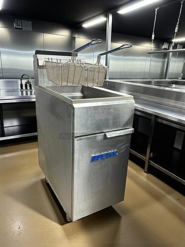 Imperial Range IFS-40NG Natural Gas 40 lb. Fryer, like new, 105,000 BTU, tube fired, tested, stainless steel exterior.