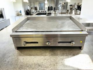 Stratus SMG36 36" gas griddle flat top grill in great condition. NSF-certified, tested and working, with dual control knobs.