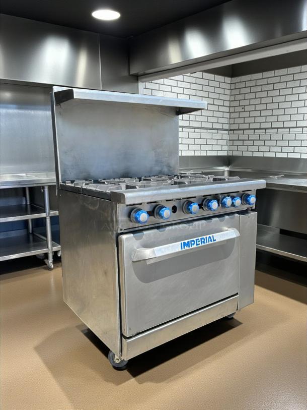 Imperial IR-6 Restaurant Series Range with 6 burners and 1 oven in great condition. Natural gas, tested and working.