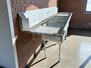 NEW Elkay Dependabilt™ stainless steel 16-gauge sink with three compartments and 24" L&R drainboards, SS legs, pristine condition.