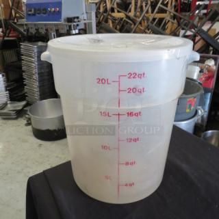 22-quart clear food storage container with lid, marked in quarts and liters. Good condition.