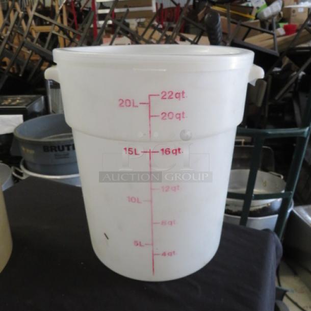 22-quart food storage container with lid, marked with red measurement indicators, plastic material, excellent condition.