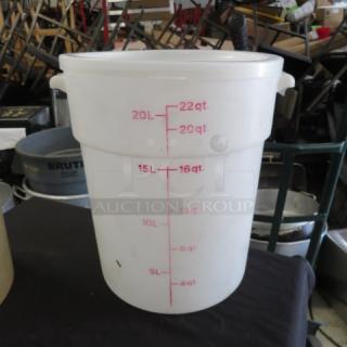 22-quart food storage container with lid, marked with red measurement indicators, plastic material, excellent condition.