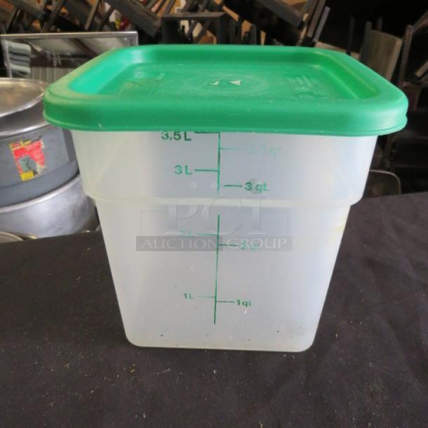 3.5 quart food storage container with green lid, marked with litre and quart measurements, item 4XBID.