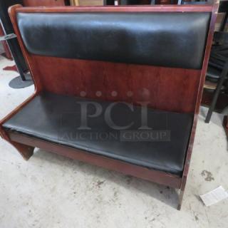 Single-sided wooden booth with black cushioned seat and back, in good condition. Ideal for dining or restaurant use.