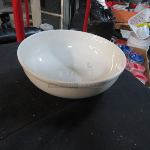 White 8-inch bowl, model 15XBID, in excellent condition. Smooth surface, perfect for serving or display.