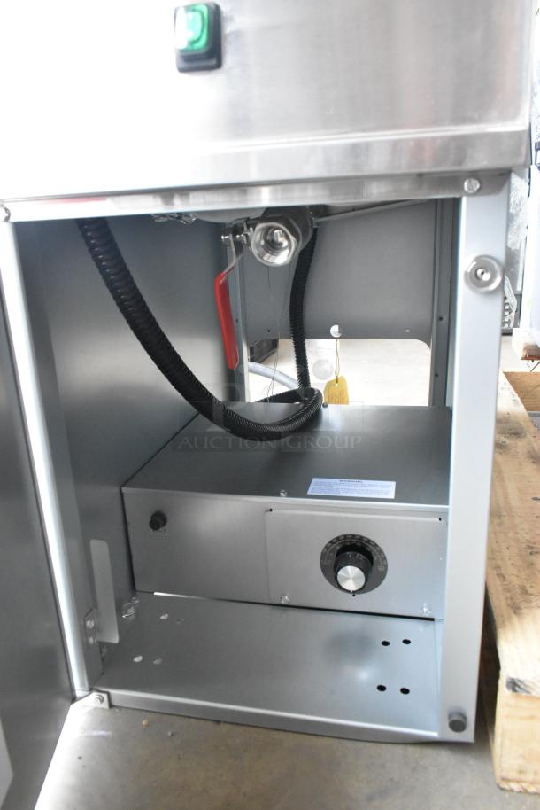 BRAND NEW Avantco 177EF40B commercial fryer with stainless steel finish. Features adjustable controls, 208V, 1 Phase. Includes scratches and dents.