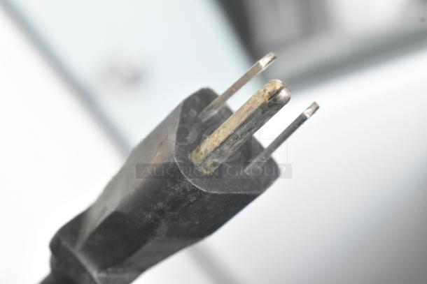 Power plug of Bunn ULTRA-2 slushie machine. Three-pronged, showing wear. Suitable for 115 volts, 1 phase connection.