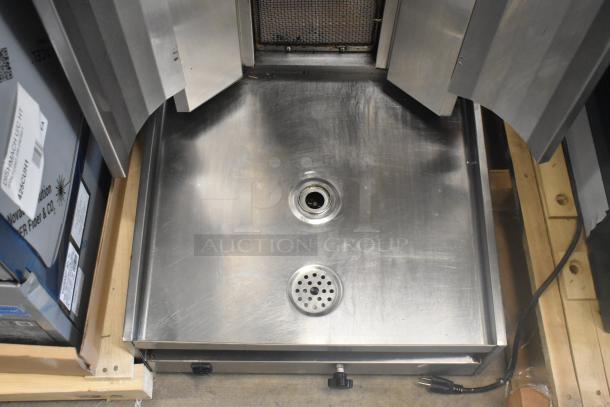 Brand new Avantco 177VB205 stainless steel natural gas vertical broiler, 130 lb. capacity, 47,500 BTU, scratch and dent.