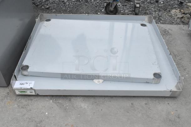 BRAND NEW Regency 600ES3036G 30"x36" stainless steel equipment stand, 16-gauge, with galvanized undershelf, no legs. Scratch and dent condition.