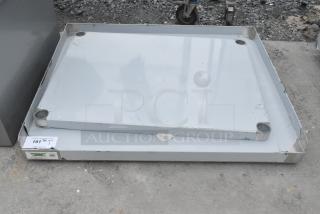 BRAND NEW Regency 600ES3036G 30"x36" stainless steel equipment stand, 16-gauge, with galvanized undershelf, no legs. Scratch and dent condition.