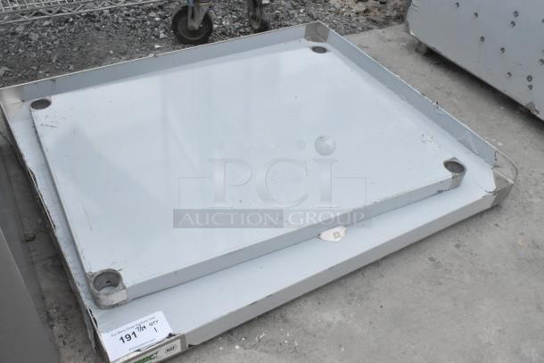 BRAND NEW SCRATCH AND DENT! Regency 600ES3036G 30"x36" stainless steel equipment stand with galvanized undershelf, no legs.