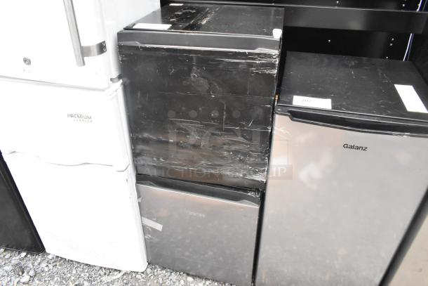 Hisense WMS017M6XBE mini cooler, 115 volts, visible wear, black finish, auction includes two units.