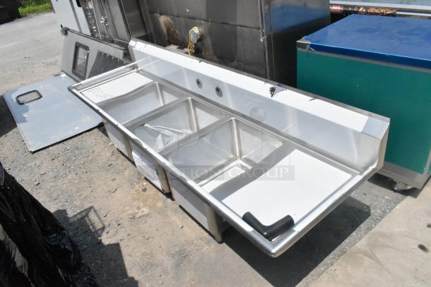 BRAND NEW Regency 3-bay stainless steel sink w/dual drain boards, no legs. Scratch and dent condition, model 600S31620218.