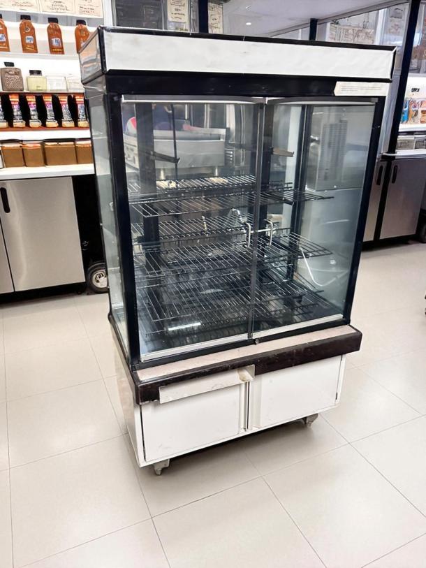Hussmann DCB-243662 refrigerated merchandiser in pristine condition. 36" display case, 115V, fully tested.