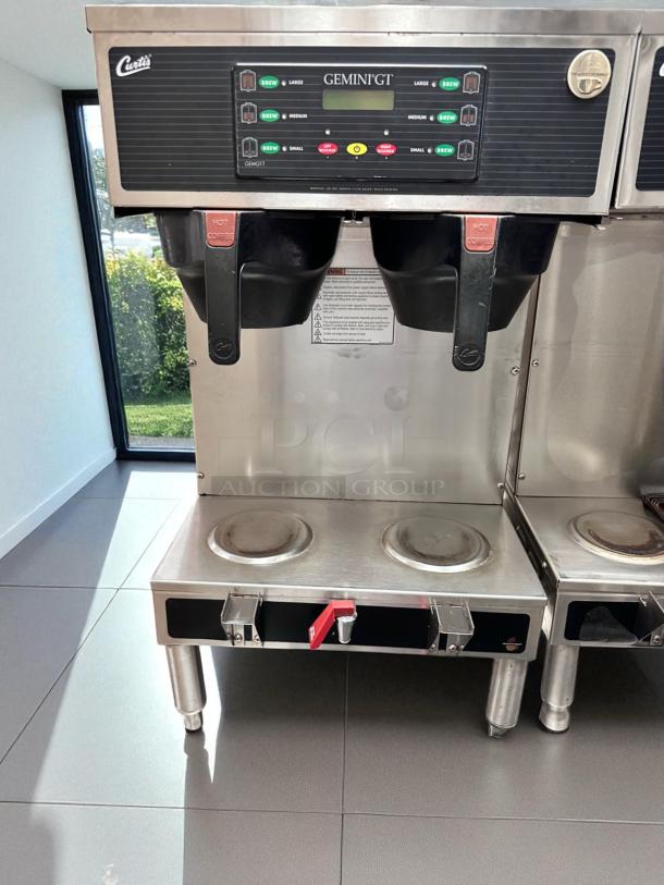 Curtis GEMTS10A1000 twin coffee brewer with dual warming plates, superb condition, fully tested, 220V, modern design.