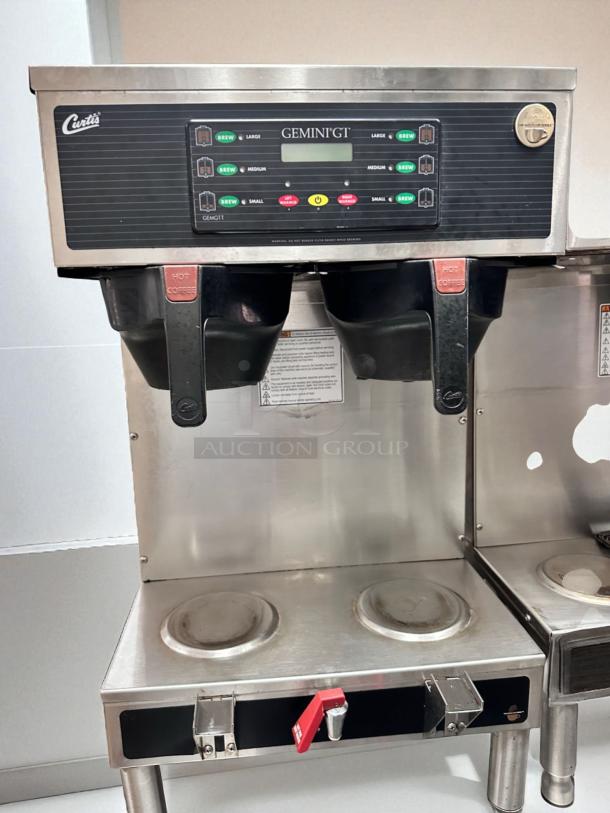 Curtis GEMTS10A1000 twin coffee brewer with dual warming plates, superb condition, 220V, fully tested and working.