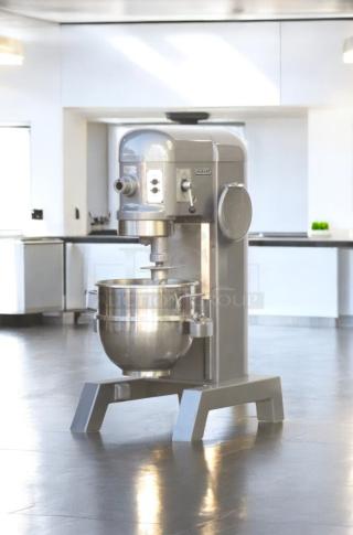Like-new Hobart H300 30 Qt planetary mixer, 3 phase, fully tested and working, in excellent condition.