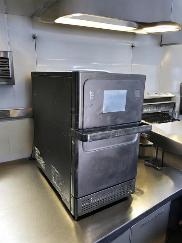 Merrychef eikon e2s high-speed commercial oven, model e2SDBMV60FL1SBU, in immaculate condition. 208/240V, fully tested.