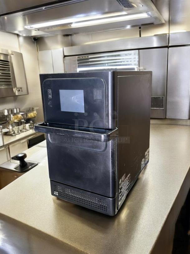 Immaculate Merrychef eikon e2s high-speed commercial microwave/convection oven, model e2SDBMV60FL1SBU, 208/240V, fully tested.