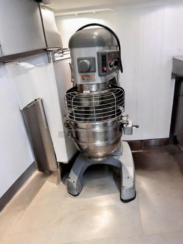 Hobart HL662 Legacy 60-quart planetary mixer, superb condition, 200–240V, 2.7 HP, fully tested, stainless steel bowl, control panel visible.