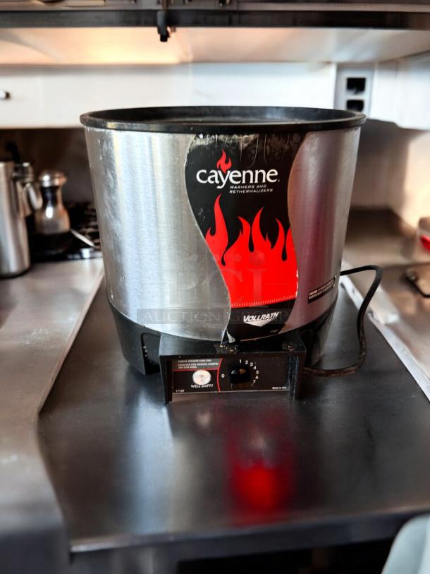 Like-new Vollrath Cayenne HS-7 food warmer, 800W, 120V, stainless steel, tested and working with visible control panel and branding.
