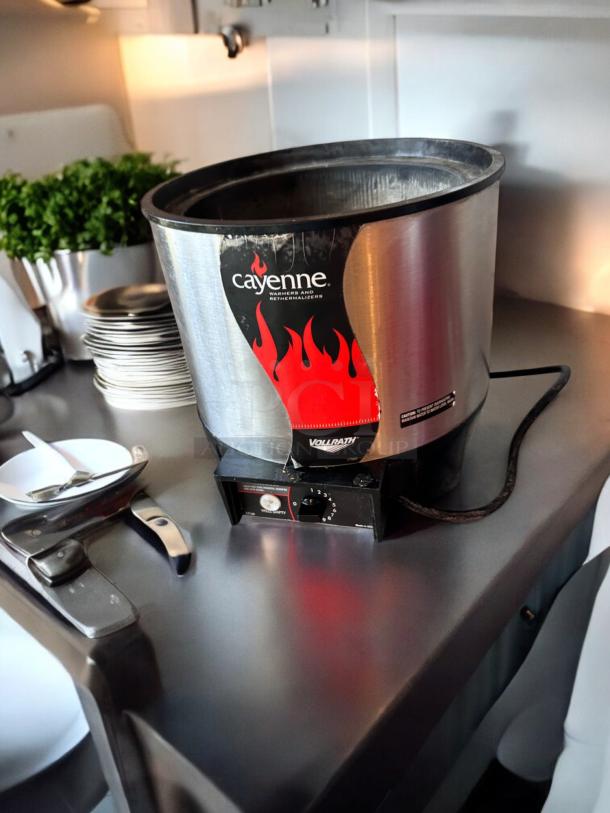 Vollrath Cayenne HS-7 food warmer, 800W, 120V, like-new condition, tested and working, stainless steel with control dial.