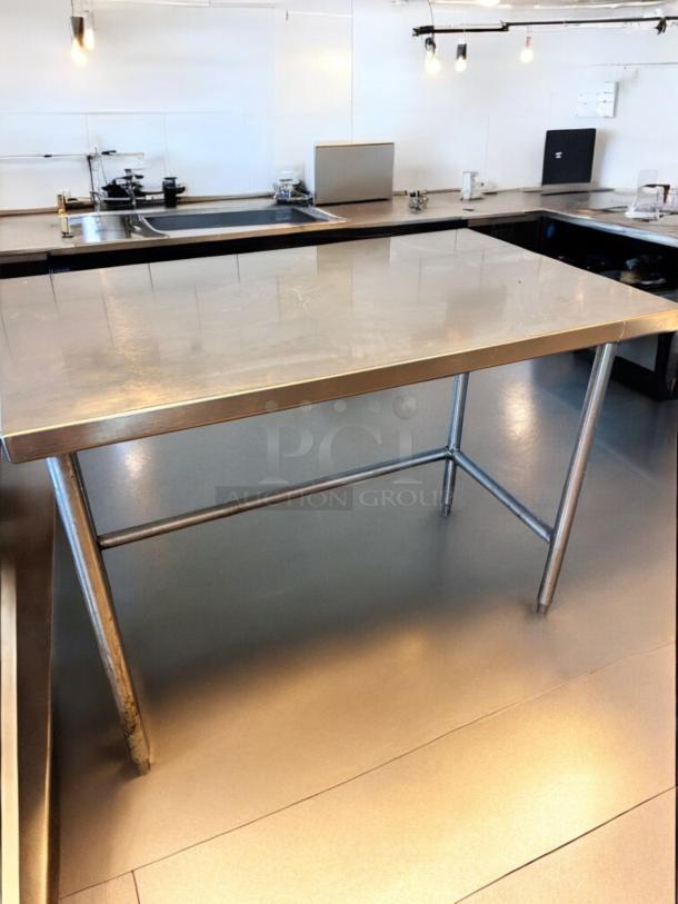 Stainless steel work table, 48"x30"x36", like-new, heavy-duty commercial prep table, fully tested and ready for use.
