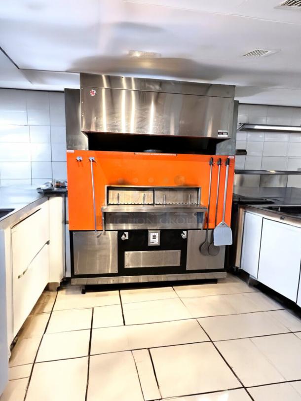 Wood Stone Mt. Adams 9660 pizza oven in outstanding condition, natural gas, fully tested and working. Orange and stainless steel finish.