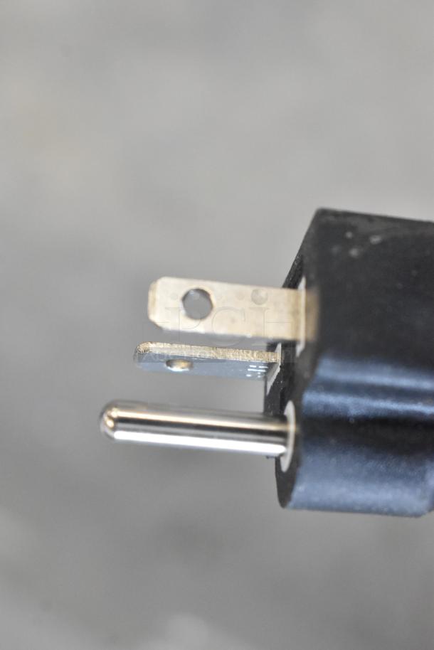 Close-up of a power plug for the Avantco 177EG30N stainless steel electric countertop griddle. 208/240 volts, 1 phase.