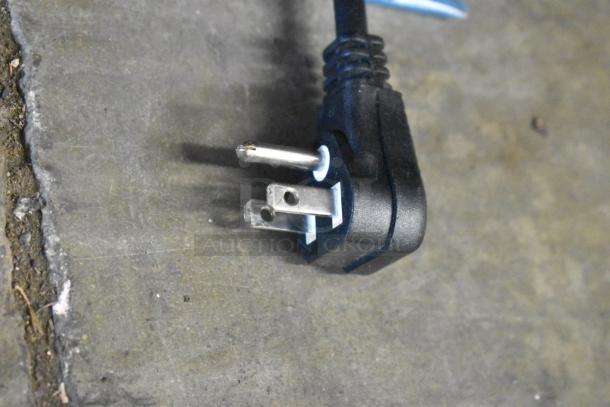 Power plug of LG LFCS22520S refrigerator, compatible with 115 Volts, 1 Phase. Black with three prongs.